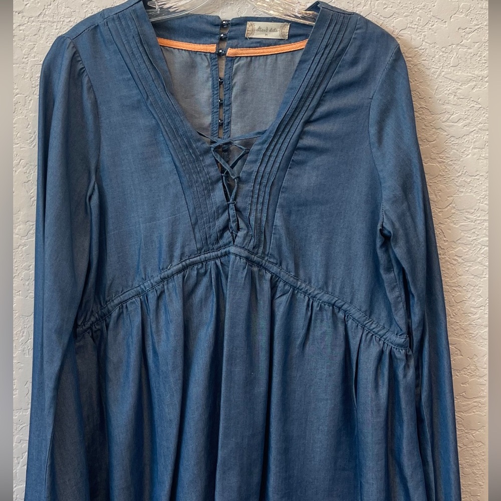 Altar’d State Chambray Blue Woman’s Top Size: Medium Preloved
